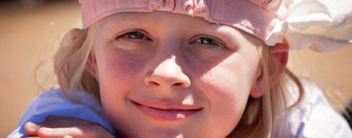 Close-up blonde girl Vision porqueViven Foundation